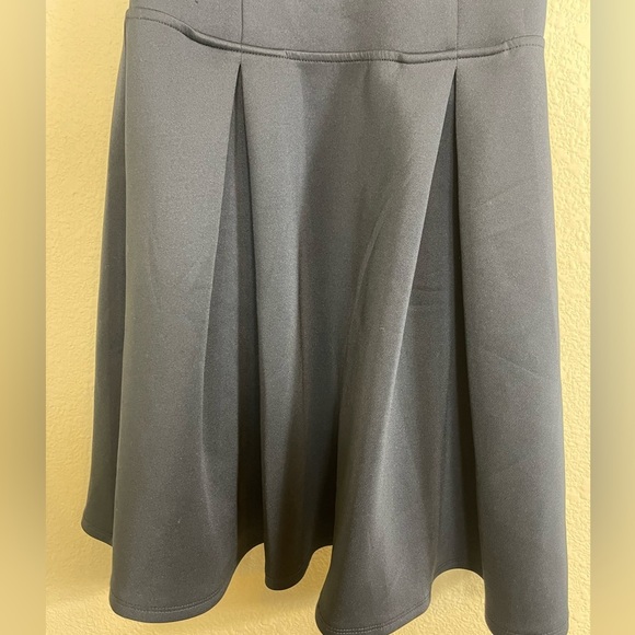 Abercrombie and Fitch A Line dress with flared skirt and cutout back siz… - Picture 4 of 6